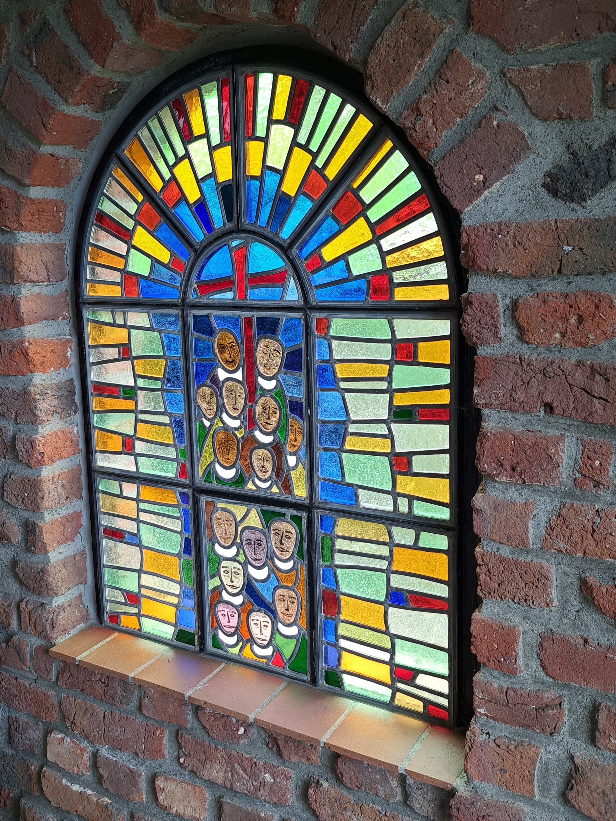 Fenster mit Piĺgern