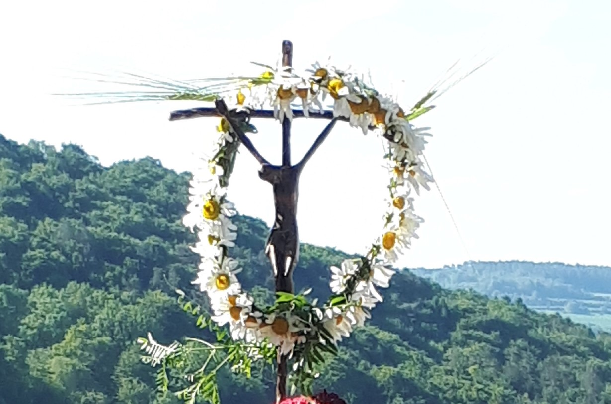 Geschmücktes Pilgerkreuz