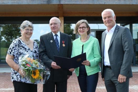 Walter und seine Frau Annemarie mit der stellvertretenden Landrätin Heike Höltken