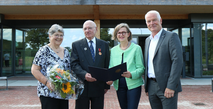 Walter und seine Frau Annemarie mit der stellvertretenden Landrätin Heike Höltken